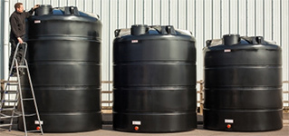 Grote zwarte kunststof regenwatertanks voor wateropslag, geschikt voor huishoudelijk en industrieel gebruik.