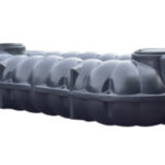 Grote regenwaterput kunststof met geribbelde structuur en dubbele schroefdeksels. Deze regenput is ideaal voor ondergrondse opslag en hergebruik van regenwater.