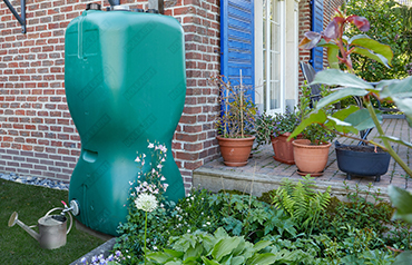 Extra smalle bovengrondse regenwatertank van kunststof, ideaal voor wateropslag in kleine tuinen.
