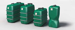 Groene kunststof regenwatertanks voor drinkwateropslag, geschikt voor huishoudelijk en professioneel gebruik.