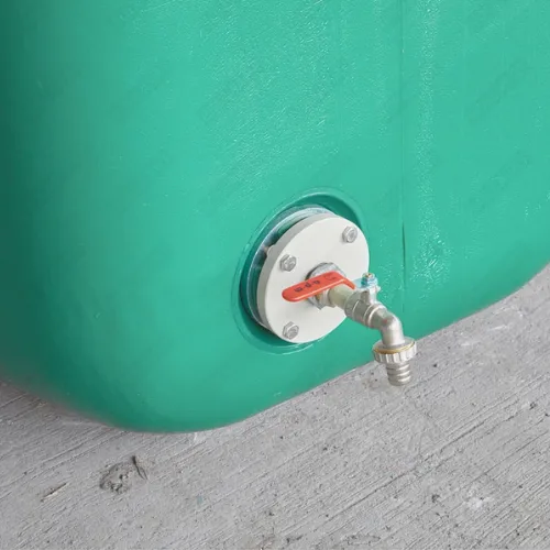 Kraan met flens gemonteerd op groene Bollaert regenton van 750 tot 3000 liter, geschikt voor eenvoudig aftappen van regenwater