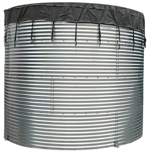 Metalen watersilo met afdekzeil voor regenwateropslag