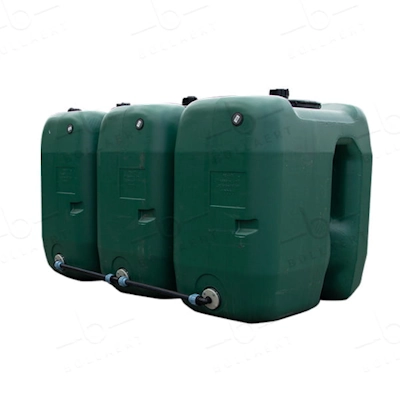 Drie rechthoekige bovengrondse watertanks gekoppeld in de breedte met koppelsets voor extra regenwateropslag.