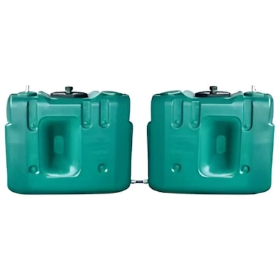 Twee rechthoekige bovengrondse watertanks gekoppeld in de lengte met een koppelset voor extra regenwateropslag.