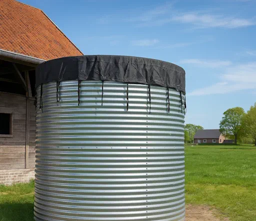Watersilo naast een boerenschuur voor het opvangen van regenwater op het erf